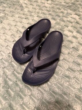 CROCS Navy Foam Flip Sandals